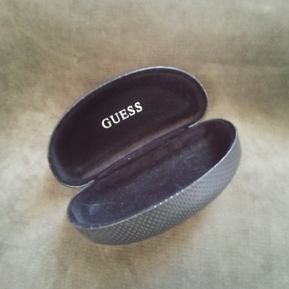 Guess case - Picture 2 of 3